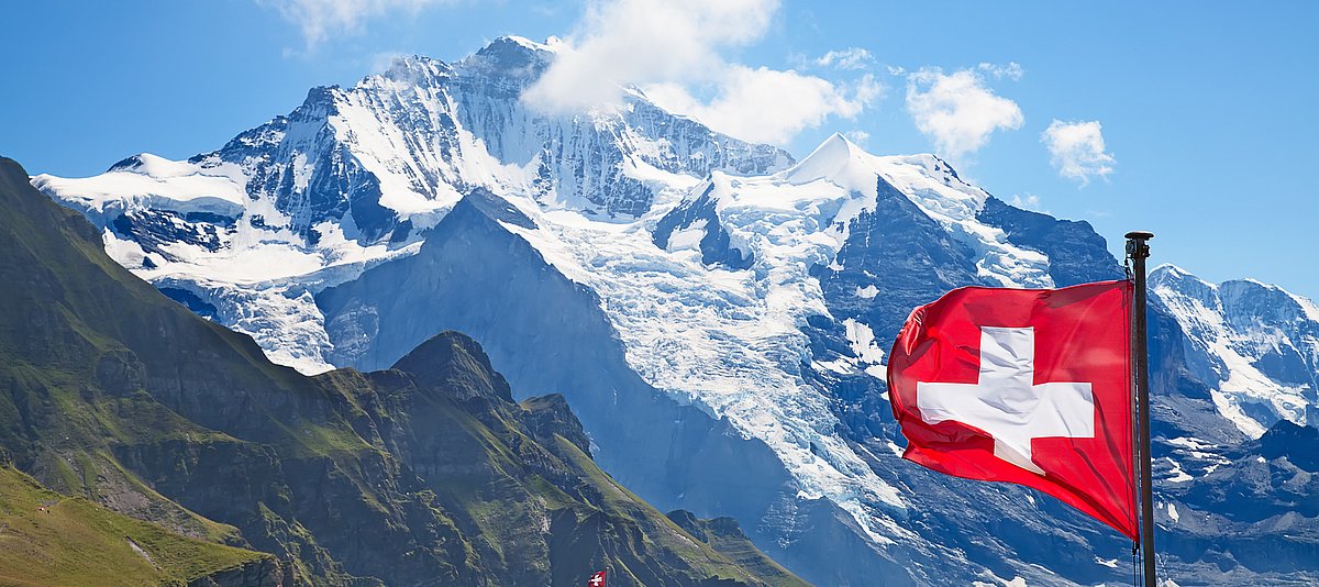 Schweiz Flagge vor Bergen