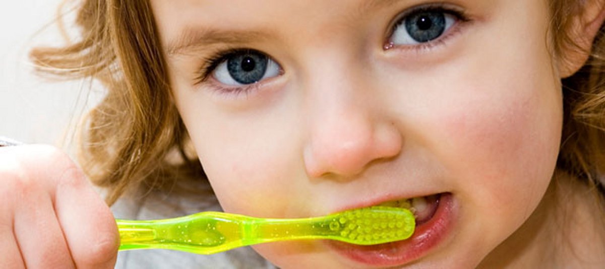 Ein kleines Mädchen putzt sich die Zähne
