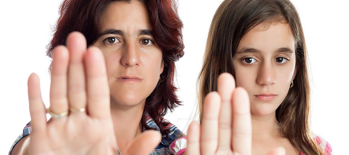 Eine Mutter und ihre Tochter halten die rechte Hand in Stop-Pose nach vorne