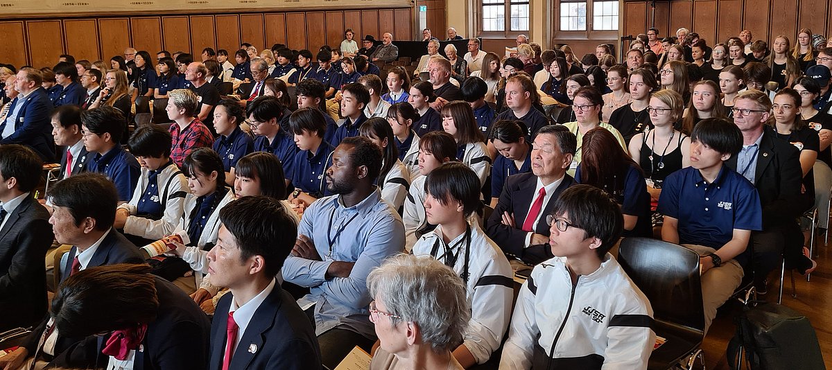 Auf dem Bild sind Jugendliche auf einer Veranstaltung des deutsch-japanischen Simultanaustauschs zu sehen