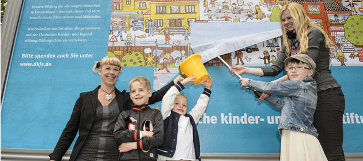 Mit einem großen Wimmelbild startet die Deutsche Kinder- und Jugendstiftung (DKJS) ihre Dankeskampagne anlässlich ihres 20sten Jubiläums im Schloss Bellevue mit Illustratorin Judith Drews und Olympiasiegerin Britta Steffen, Botschafterin der DKJS.