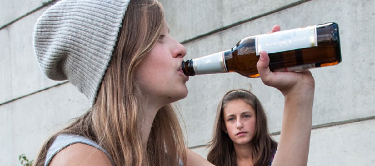 Mädchen trinkt Bier