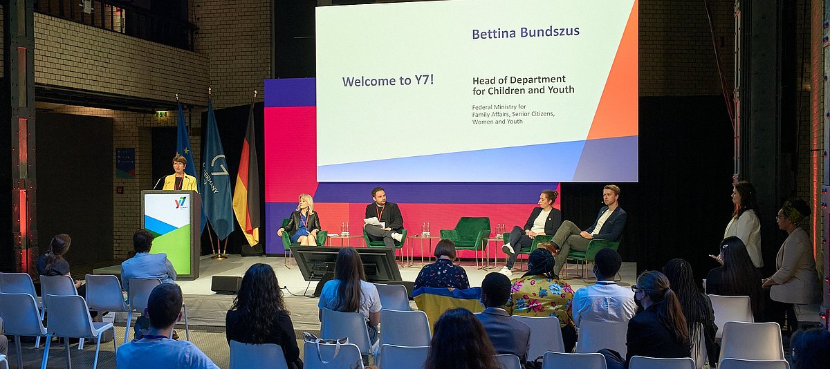 Bettina Bundszus, Abteilungsleiterin im Bundesministerium für Familie, Senioren, Frauen und Jugend begrüßt die Teilnehmenden bei der Eröffnung des G7-Jugendgipfels.