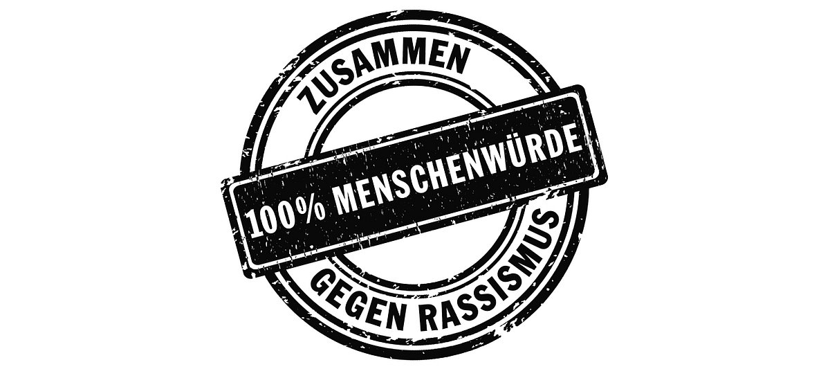 Logo zum Kampagnenmotto mit dem Schriftzug "100% MENSCHENWÜRDE – ZUSAMMEN GEGEN RASSISMUS”
