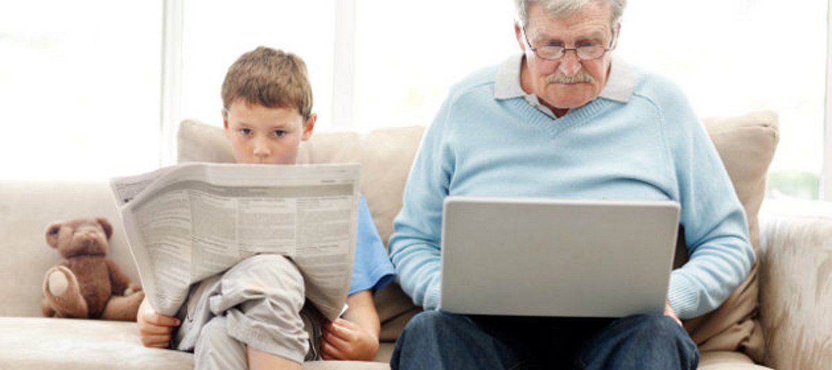Junge und Großvater beim Lesen