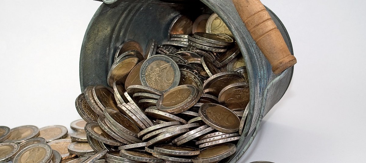Aus einem Blecheimer wird Kleingeld in Euro-Münzen ausgeschüttet.