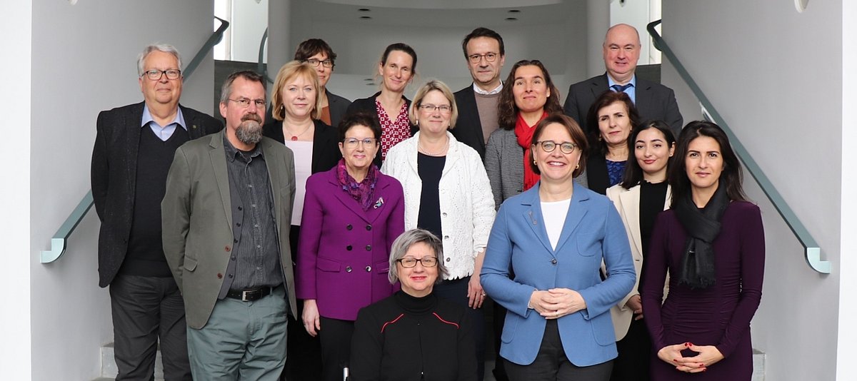 Gruppenfoto: Die Integrations- und Ausländerbeauftragten der Länder mit Staatsministerin Annette Widmann-Mauz nebeneinander