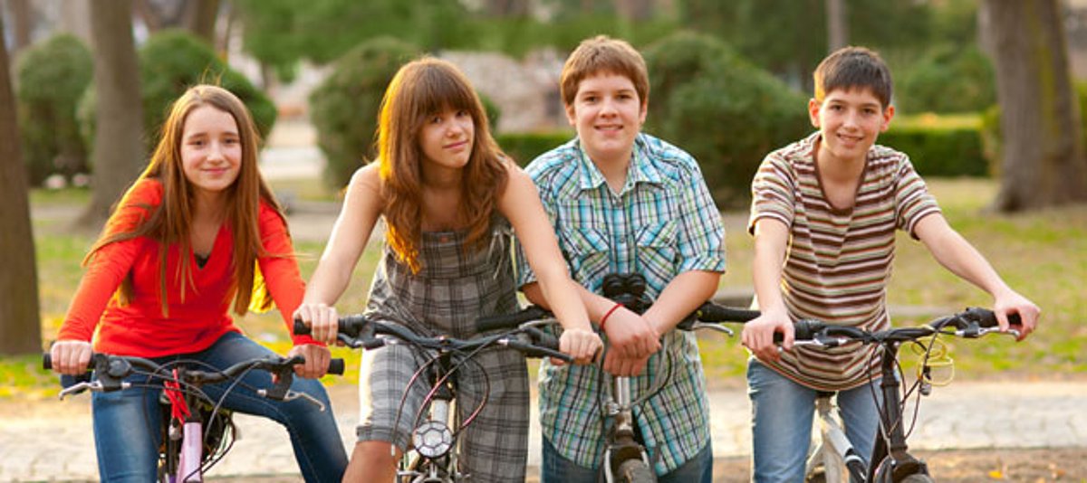 Vier Jugendliche auf dem Rad