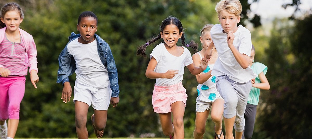 Eine Gruppe Kinder rennt