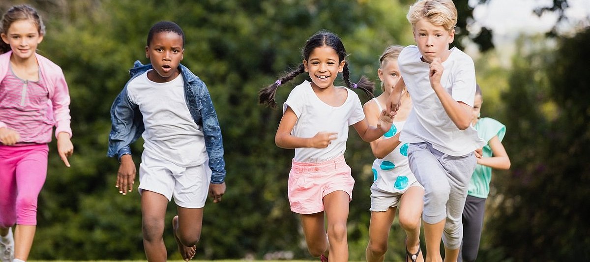Eine Gruppe Kinder rennt