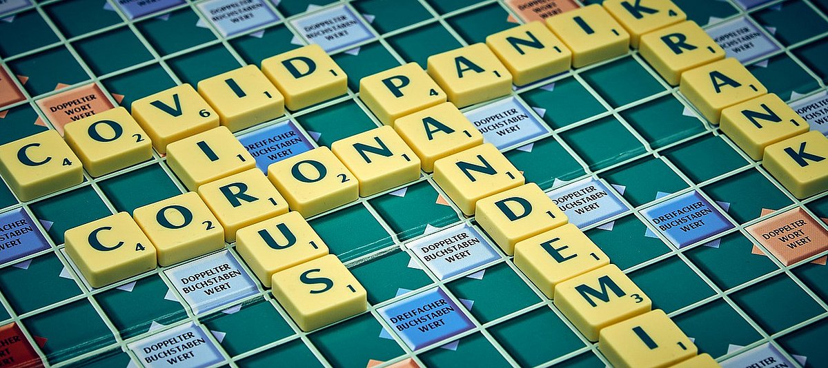Scrabble Brett mit Wörtern mit Corona Bezug
