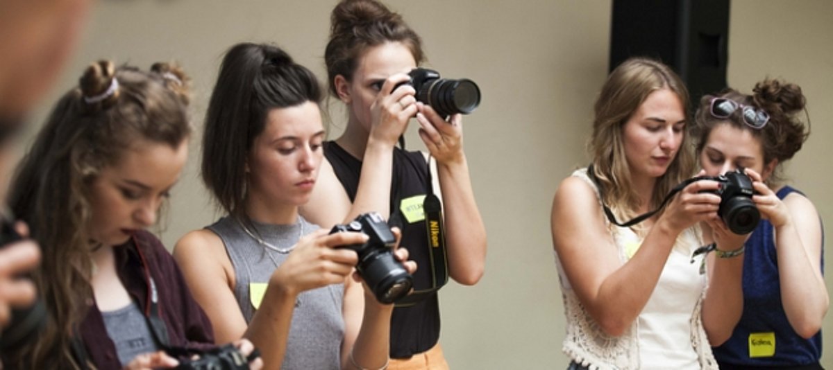 Mehrere junge Frauen mit Fotokameras