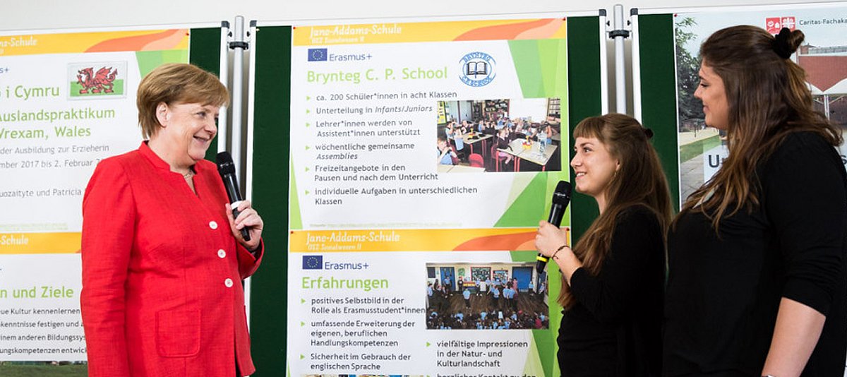 Bundeskanzlerin Merkel im Gespräch mit zwei Schülerinnen der Jane-Addams-Schule in Berlin. 