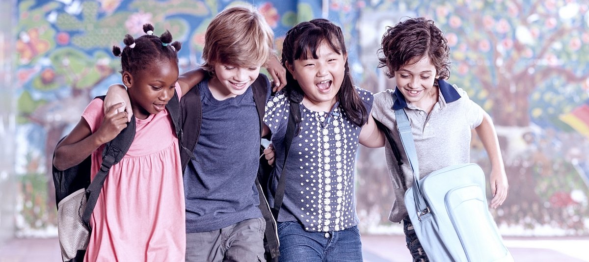 Vier Kinder unterschiedlicher ethnischer Herkunft spielen freudig miteinander