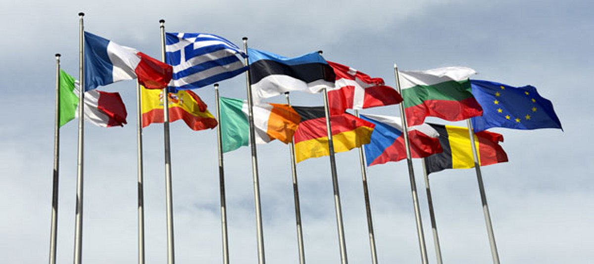Flaggen europäischer Länder wehen im Wind