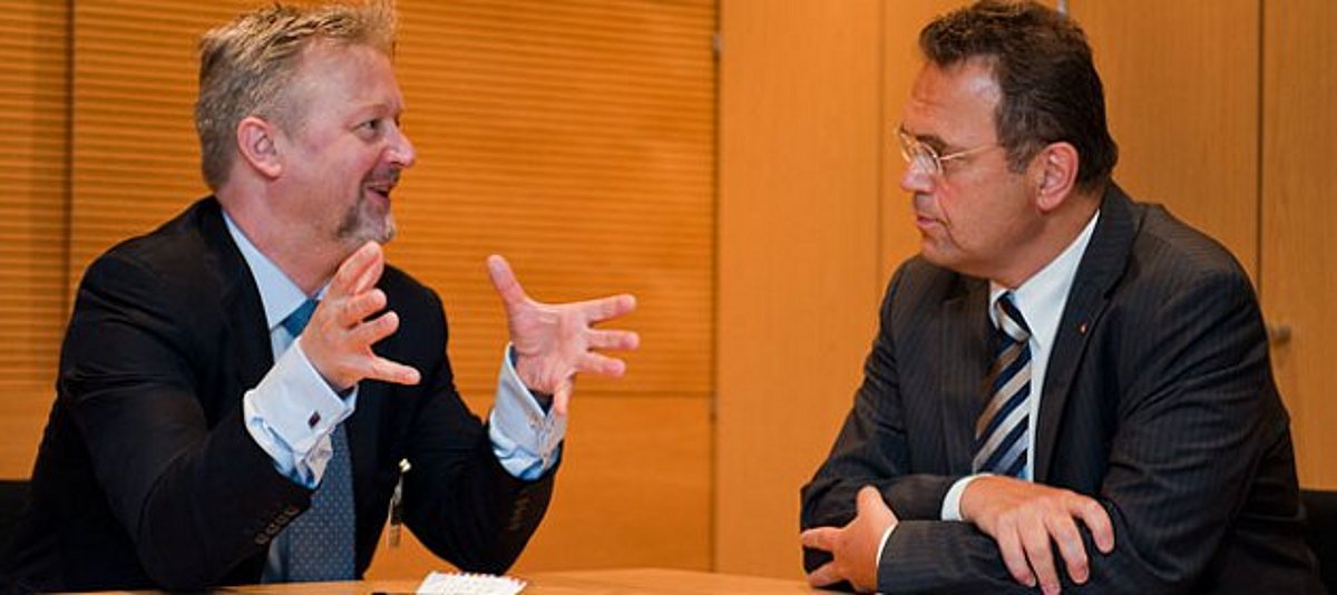 Bundesinnenminister Dr. Hans-Peter Friedrich im Gespräch mit Richard Allan, Director European Public Policy bei Facebook