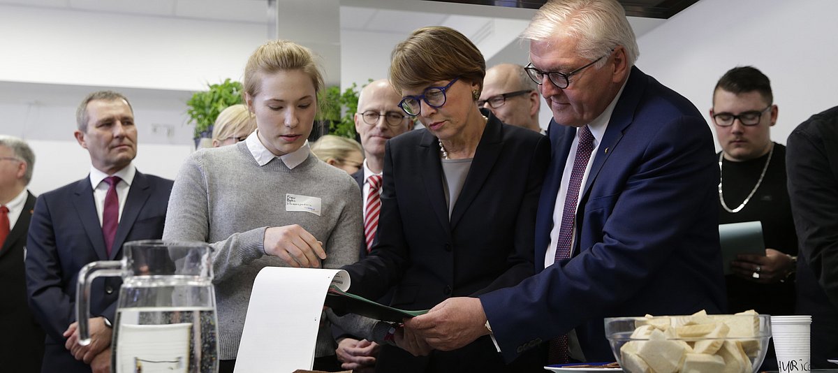 Auszubildende geben Bundespräsident Steinmeier und seiner Ehefrau Einblicke in ihre duale Ausbildung.