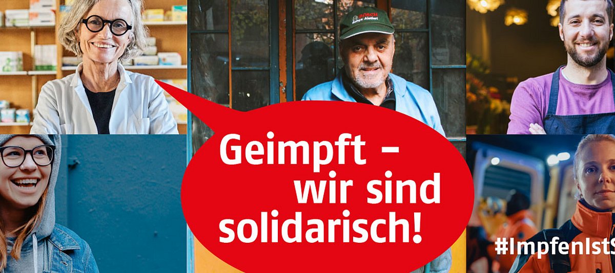 Fünf Frauen und Männer lächeln neben einer Sprechblase mit dem Schriftzug 'Impfen ist gelebte Solidatität'