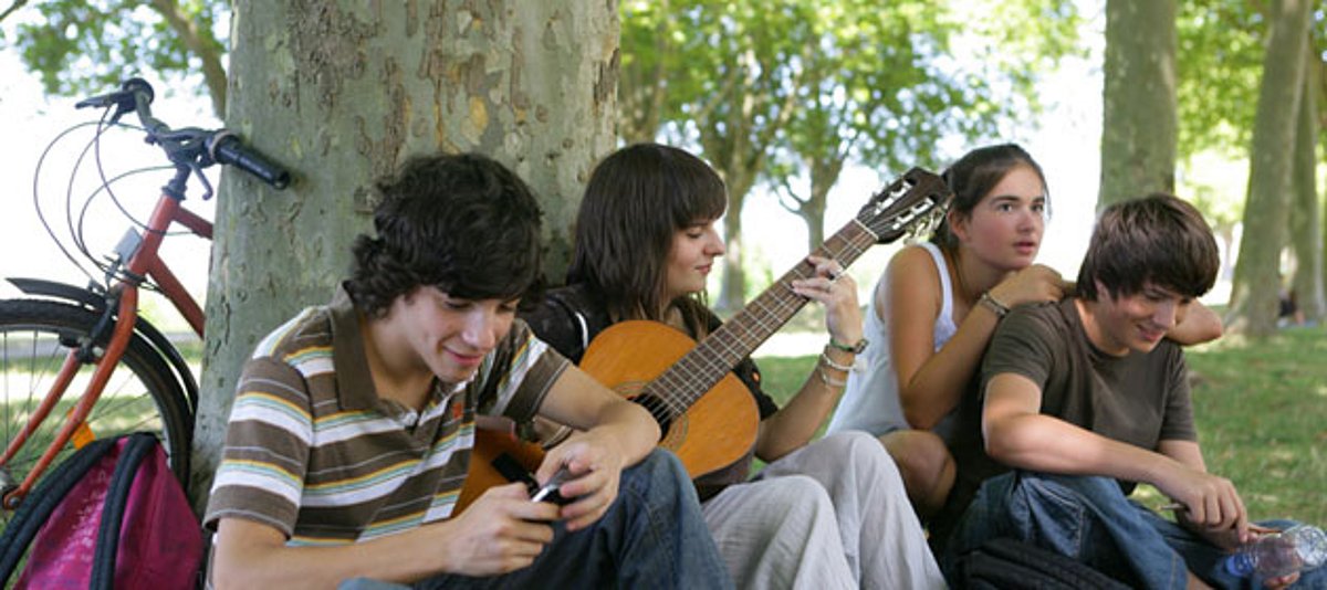 Vier Jugendliche mit Gitarre