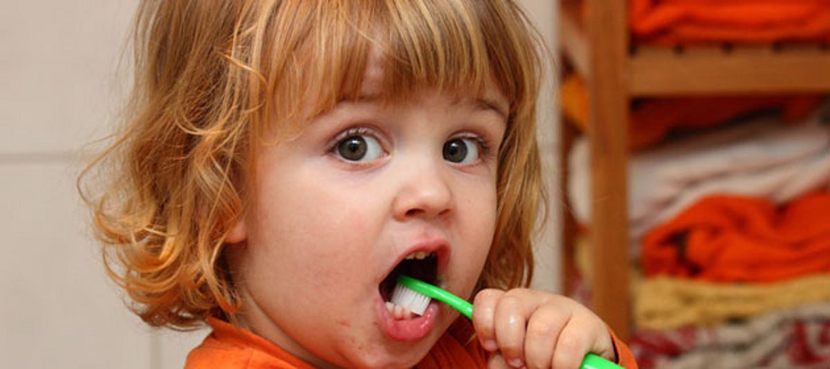 Ein Kind putzt sich die Zähne