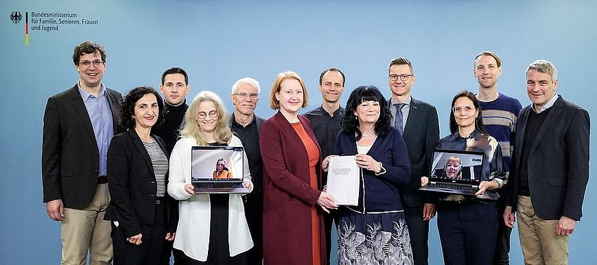 Bundesjugendministerin Lisa Paus und die Mitglieder der unabhängigen Sachverständigenkommission bei der Übergabe des Berichts an die Ministerin