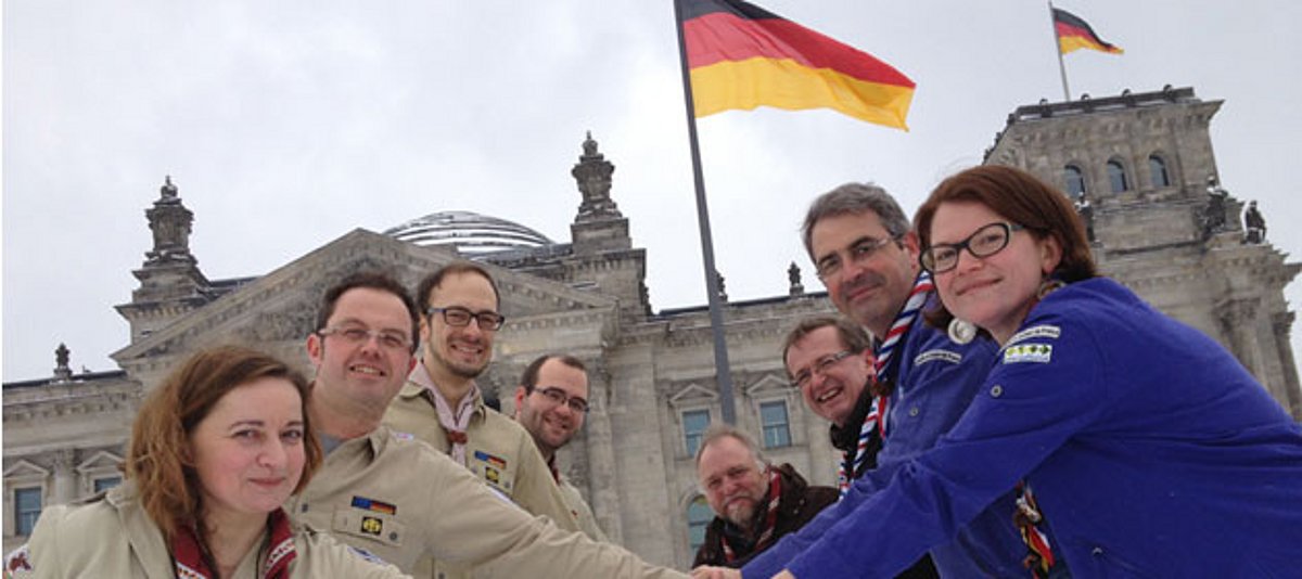 Vorstände der deutschen und französischen Pfadfinderverbände vor dem Berliner Reichstag