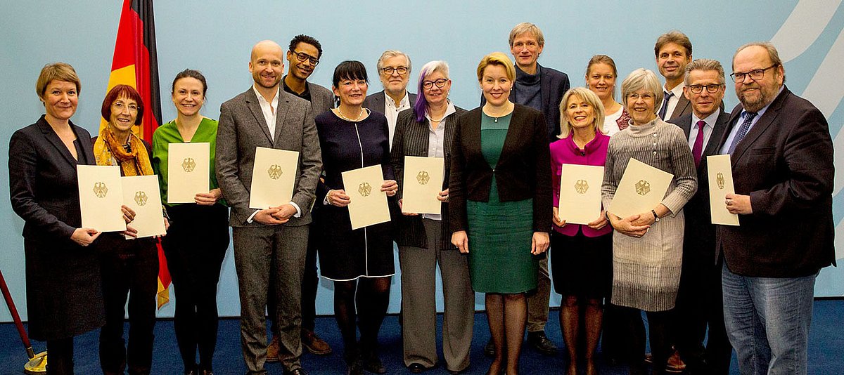 Die Die 15 Mitglieder des Bundesjugendkuratoriums mit ihren Ernennungsurkunden auf einem Gruppenfoto mit Bundesministerin Giffey 