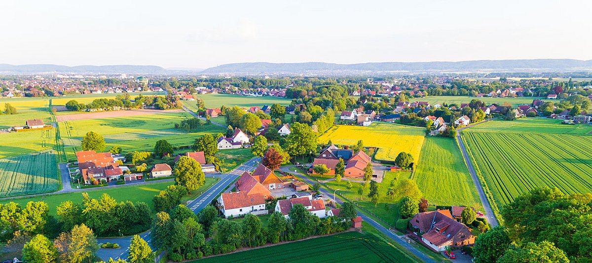 Eine Panoramaaufnahme eines Dorfes in Deutschland.