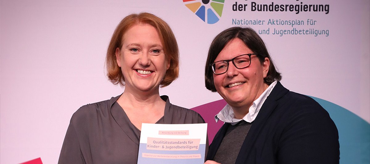 Bundesjugendministerin Lisa Paus und Bundesjugendring-Vorsitzende Daniela Broda zeigen die Broschüre mit den Qualitätsstandards