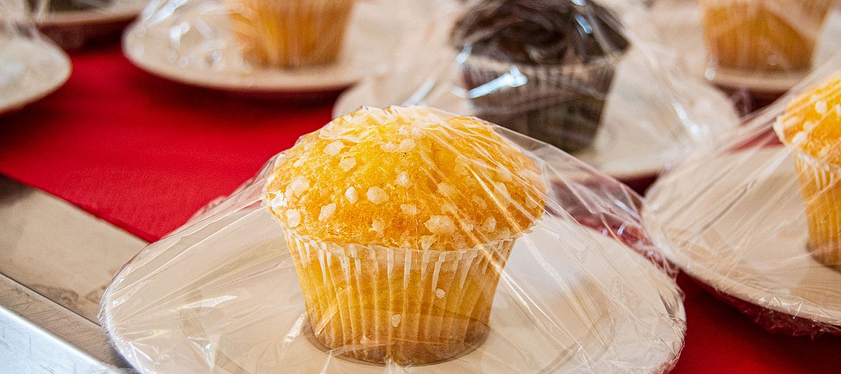 Muffins sind zum Gesundheitsschutz einzeln in Folie eingepackt.