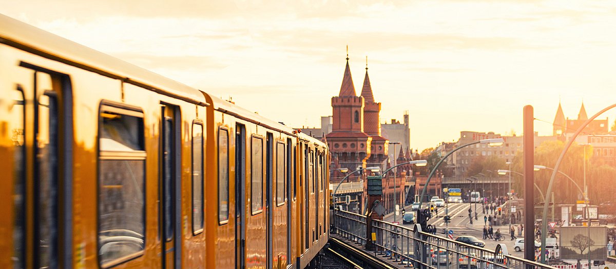 Gelbe U-Bahn fährt in Berlin über ein Brücke