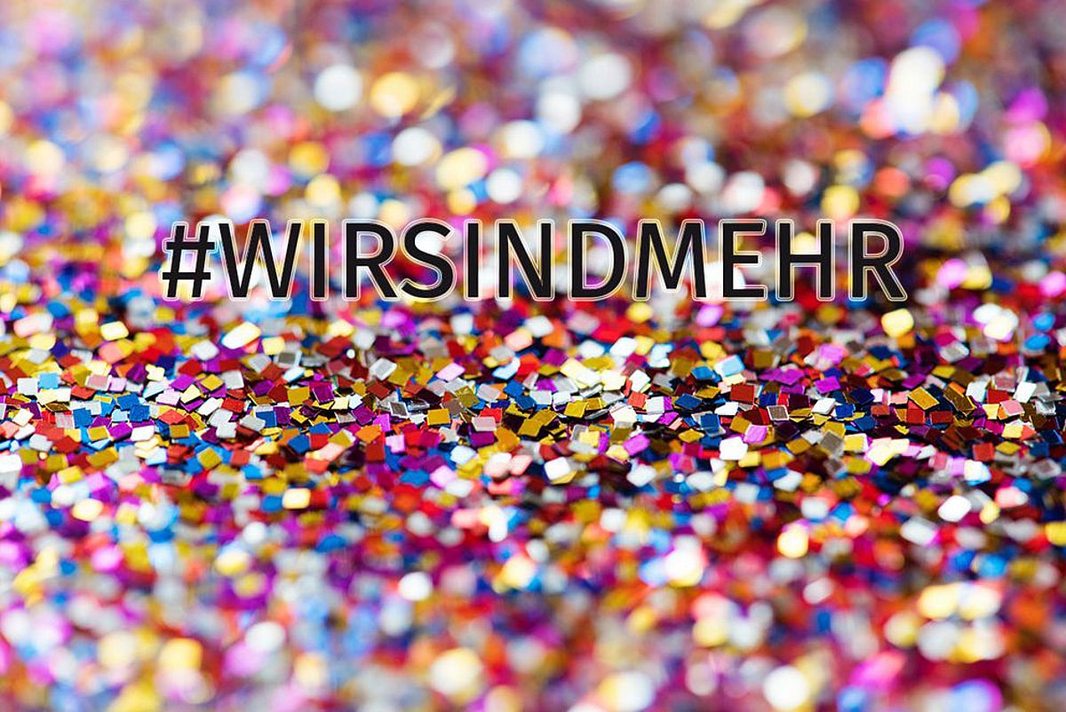 buntes Konfetti mit dem Hashtag #WIRSINDMEHR