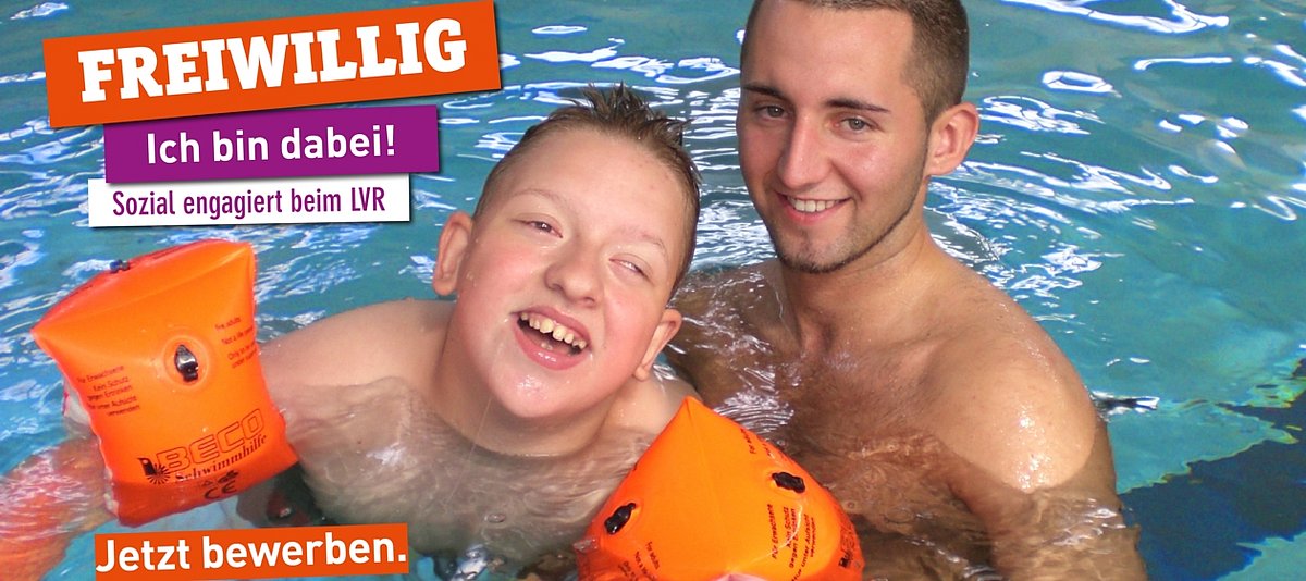 Betreuer hilft einem Jungen mit Behinderung beim Schwimmen, geschrieben steht auf dem Bild freiwillig, ich bin dabei