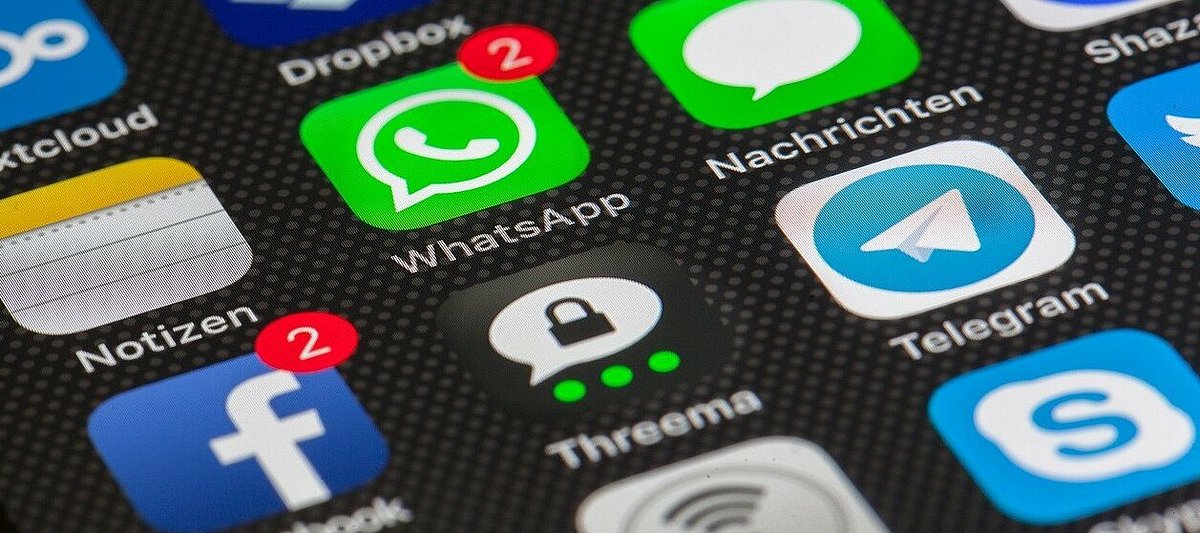 Auf dem Display eines Smartphones sind Apps für soziale Medien wie WhatsApp, Telegram und Facebook zu sehen