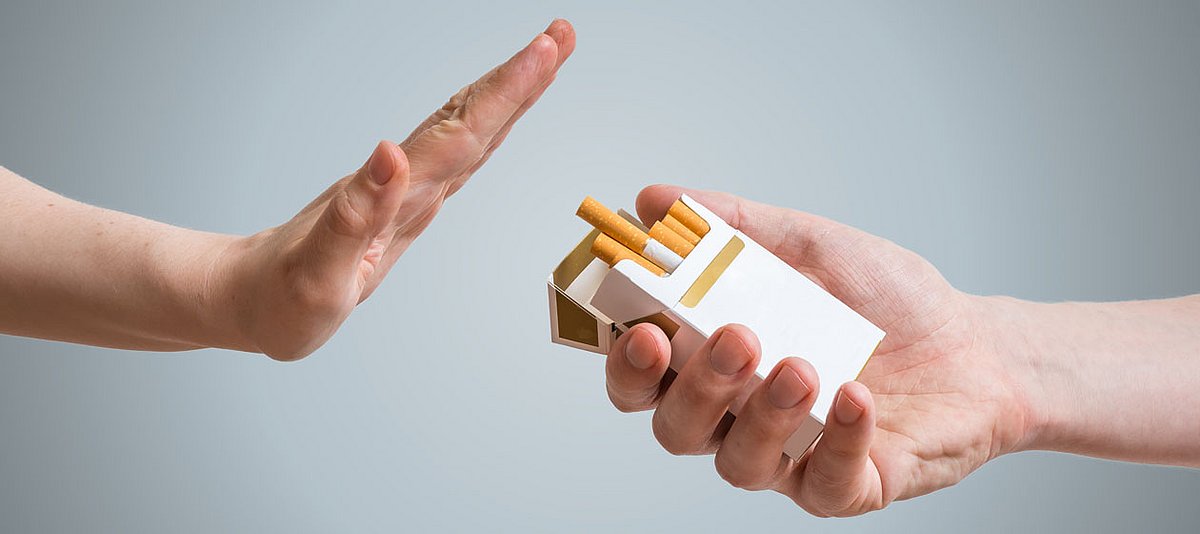 Eine Hand weist die angebotene Zigarette zurück.