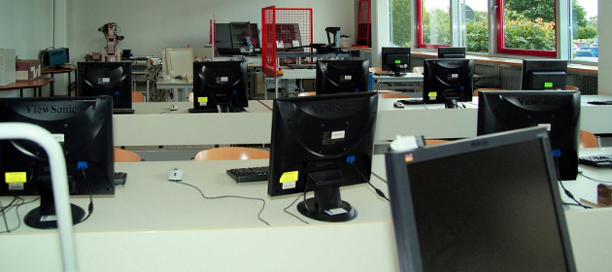 Ein Klassenzimmer ist an jedem Arbeitsplatz mit einem Computer bestückt.