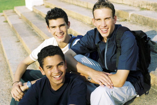 Eine Gruppe von drei männlichen Jugendlichen